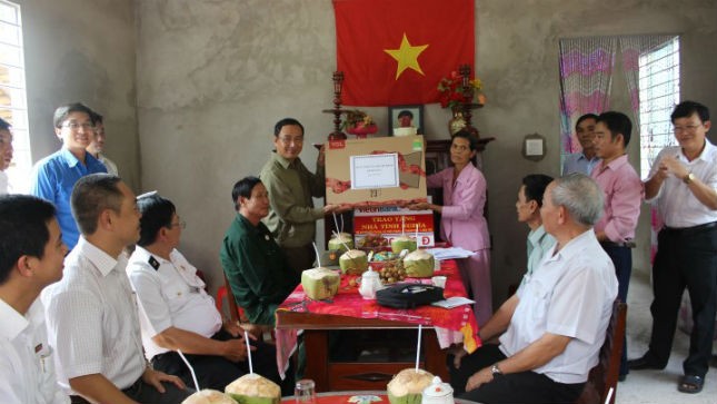 Ông Hà Phước Tài, Phó Giám đốc Sở Tư pháp TP.Hồ Chí Minh tặng quà cho gia đình khó khăn