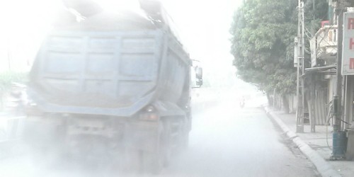Những xe quá tải hoạt động công khai, gây bụi khói mù mịt