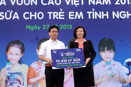 Quỹ sữa "Vươn cao Việt Nam" tặng tỉnh Nghệ An hơn 100.000 ly sữa