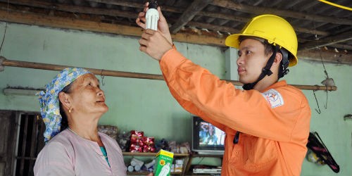 577 hộ gia đình nghèo, đặc biệt là các hộ gia đình chính sách nghèo của thành phố Hà Nội sẽ được tổ chức sữa chữa, thay mới đường dây, bóng đèn