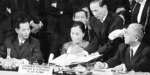 Bà Nguyễn Thị Bình - Trưởng phái đoàn Mặt trận Dân tộc Giải phóng miền Nam Việt Nam, đại diện Chính phủ Cách mạng Lâm thời Cộng hòa miền Nam Việt Nam - ký Hiệp định Paris năm 1973