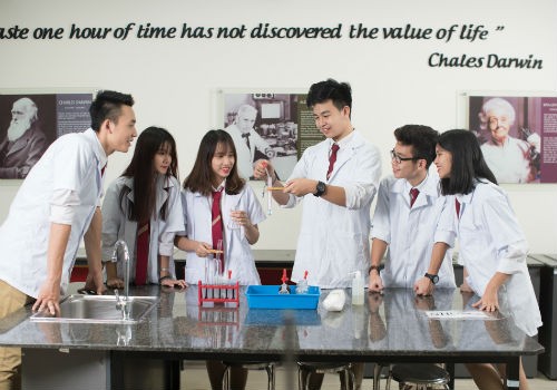 Tiết học Hoá tại phòng thí nghiệm của Trường Trung học Vinschool