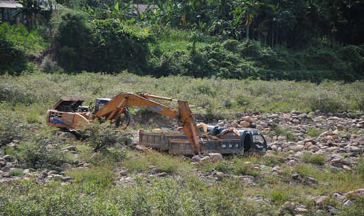 Hiện trường khai thác cát lậu ở suối Hương Giang