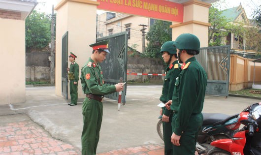 Chiến sỹ Trung đội Vệ binh Bộ CHQS tỉnh Nghệ An thực hiện chế độ kiểm tra giấy tờ đối với cán bộ, chiến sĩ ra vào doanh trại