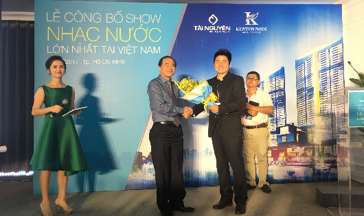Ông Vũ Anh Tâm (bên trái) - Chủ tịch kiêm TGĐ Cty Tài Nguyên trao hoa cho đối tác