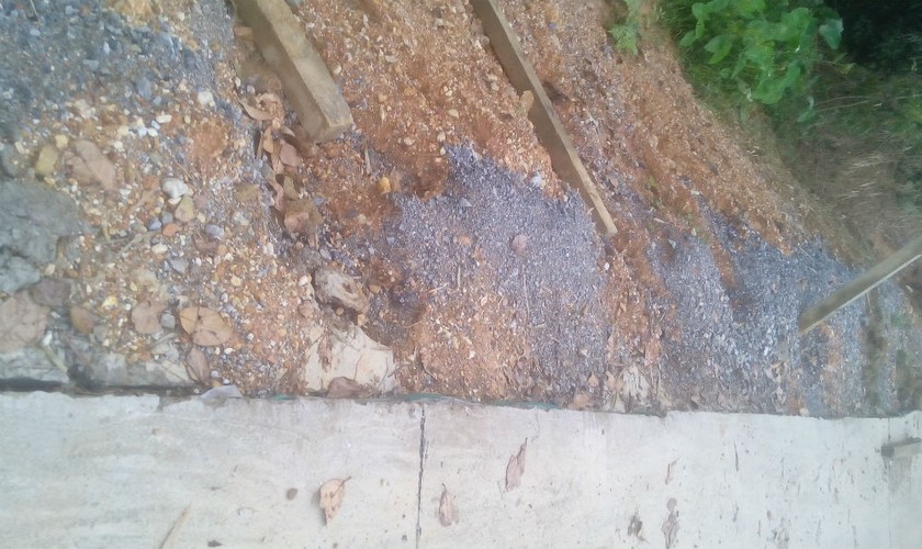Đường tiền tỷ vừa thi công xong đã nứt được nhà thầu “vá víu” và lề đường bị sạt lở
