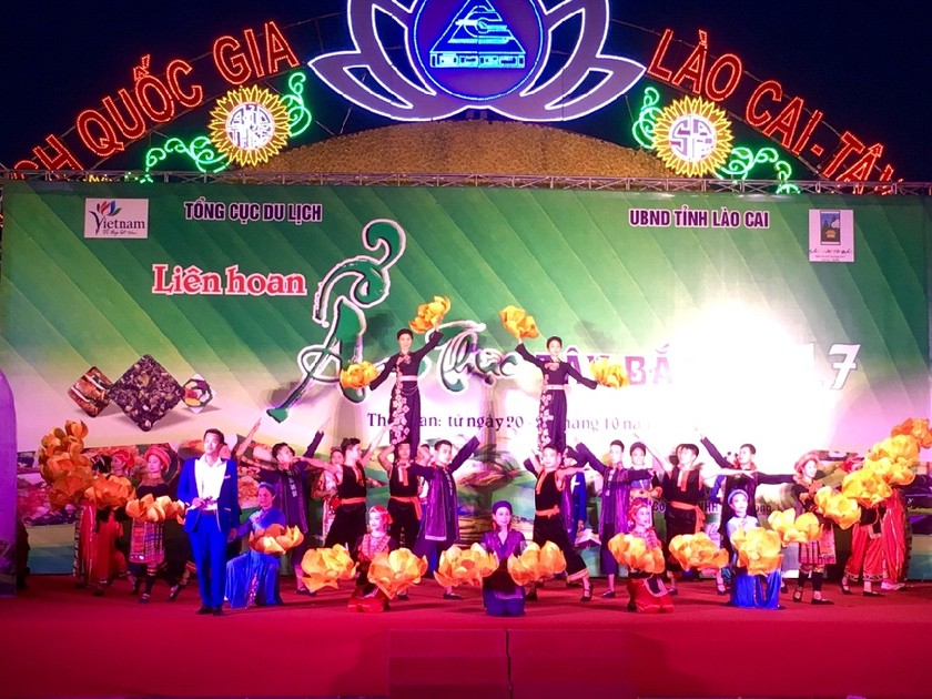 Liên hoan Ẩm thực mở màn bằng những tiết mục biểu diễn, giới thiệu hình ảnh con người Lào Cai, Tây Bắc