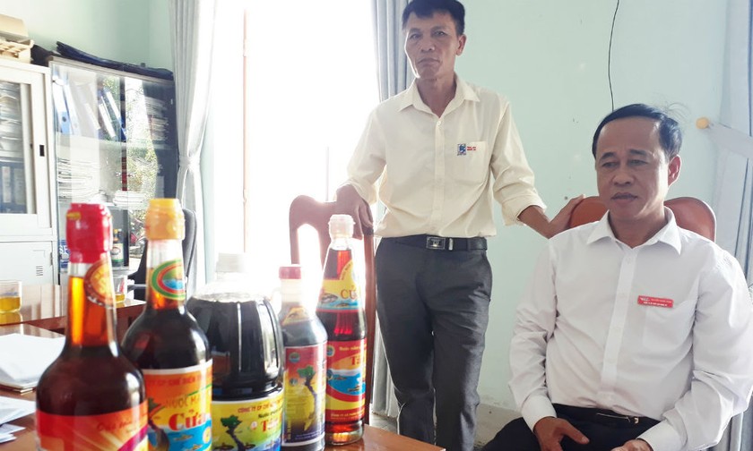 Chủ tịch HĐQT – Giám đốc Cty CP Thủy sản Nghệ An Nguyễn Thanh Hùng (ngồi) cho biết doanh nghiệp bị ảnh hưởng nặng nề vì thương hiệu bị xâm phạm