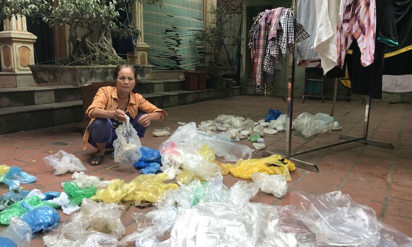 Bà Cao Thị Thỏa sống lay lắt bằng việc nhặt rác