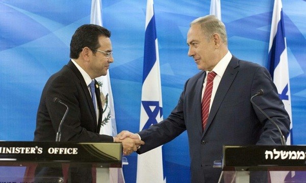 Tổng thống Guatemala Morales (trái) và Thủ tướng Israel Netanyahu