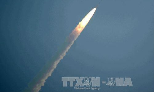 Tên lửa đẩy PSLV-C40 mang theo vệ tinh được phóng từ đảo Sriharikota, bang Andhra Pradesh, Ấn Độ ngày 12/1. Ảnh: AFP/TTXVN