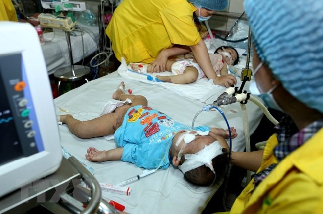 Điều trị cho trẻ em mắc bệnh sởi tại Bệnh viện Bệnh nhiệt đới Trung ương. (Ảnh: Quý Trung/TTXVN)