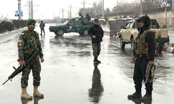 Lực lượng an ninh Afghanistan đã được triển khai đến hiện trường sau loạt vụ nổ gần học viện quân sự Marsahal Fahim. Ảnh: Gufl Times/VOV