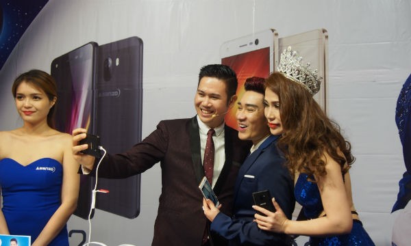 Thế mạnh pin lâu và camera selfie thật của smart phone Asazo S2, S3. Ảnh: Võ Anh Tuấn