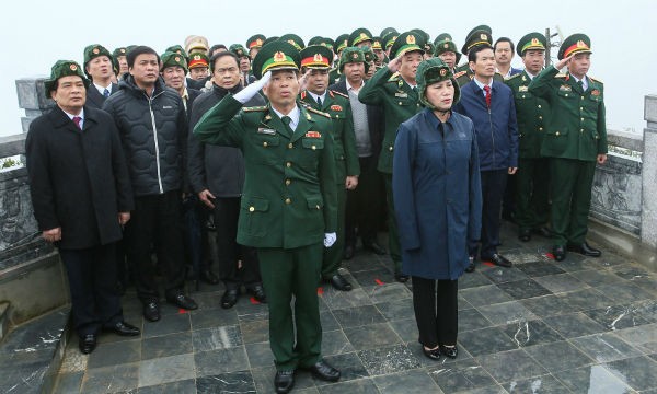 Chủ tịch Quốc hội Nguyễn Thị Kim Ngân thực hiện nghi lễ chào cờ cấp Quốc gia tại cột cờ Lũng Cú