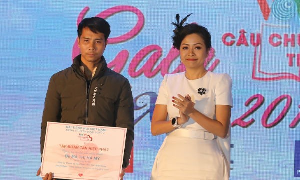 Bà Trần Uyên Phương, Phó Tổng giám đốc Tập đoàn Tân Hiệp Phát trao tượng trưng chi phí hỗ trợ phẫu thuật tim cho gia đình bé Mã Thị Hà My