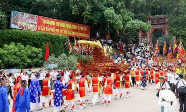 Lễ rước kiệu tại lễ hội Đền Hùng