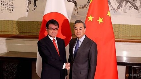 Ngoại trưởng Nhật Bản Taro Kono (trái) và người đồng cấp Trung Quốc Vương Nghị. (Ảnh: Reuters/VOV)