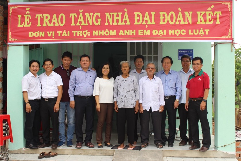 Phuc Khang Corp trao nhà “đại đoàn kết” và tặng quà cho nhiều gia đình khó khăn