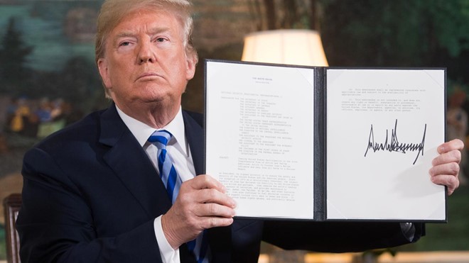 Tổng thống Trump ký quyết định rút Mỹ khỏi thỏa thuận hạt nhân Iran. Ảnh: Reuters/Zing