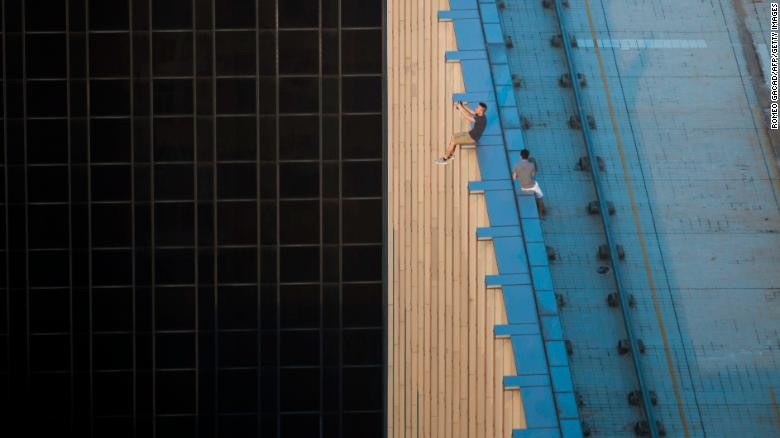 “Selfie” trên nóc nhà cao tầng là một trong những cách thức yêu thích của những người ưa mạo hiểm