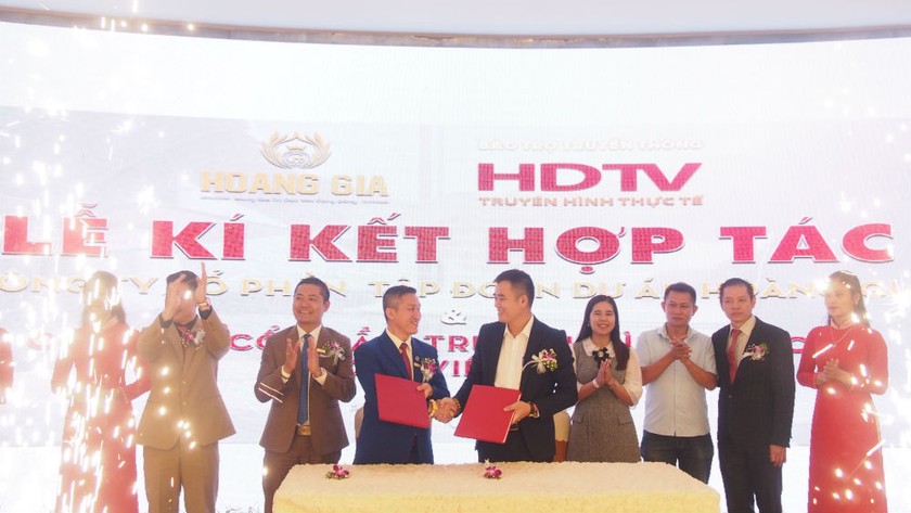 Ký kết hợp tác truyền thông giữa công ty Tập đoàn dự án Hoàng Gia với CP Truyền Hình Thực Tế HDTV Việt Nam. Ảnh: Võ Anh Tuấn