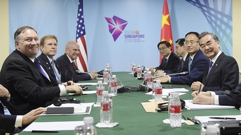 Ngoại trưởng Mỹ Mike Pompeo (bìa trái) và Ngoại trưởng Trung Quốc Vương Nghị (bìa phải) gặp nhau bên lề một hội nghị ở Singapore hồi tháng 8/2018. (Ảnh: AP/VOV)