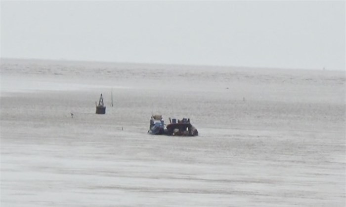 Khu vực xà lan bị chìm ngoài cửa biển Nhà Mát, TP Bạc Liêu, tỉnh Bạc Liêu. Ảnh DNVN