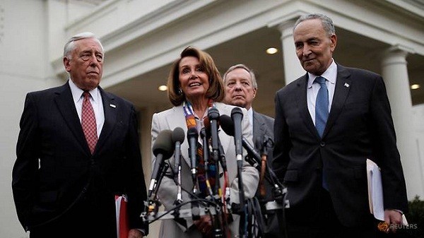 Tân Chủ tịch Hạ viện Mỹ Nancy Pelosi (ở giữa)