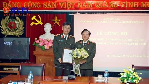 Thiếu tướng Đỗ Lê Chi trao quyết định bổ nhiệm Tổng Biên tập Tạp chí CAND cho Thiếu tướng Nguyễn Hồng Thái (Ảnh: BVPL)