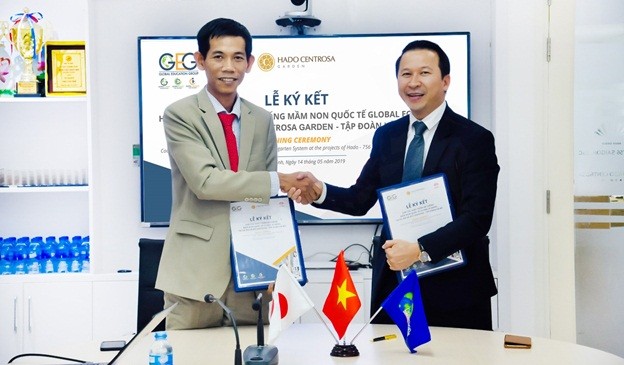 Ông Nguyễn Hữu Việt – Phó Chủ tịch HĐQT, Tổng Giám đốc Global Ecokids (bên phải) và ông Đinh Trọng Lễ - Tổng Giám đốc Công ty CP Hà Đô 765 Sài Gòn trao đổi Hợp đồng ký kết