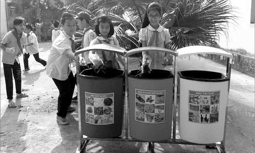 Học sinh Trường Tiểu học Tân Thành 1, TP  Thái Nguyên thực hiện kế hoạch phân loại rác tại nguồn