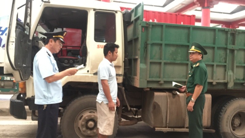 Lực lượng Hải quan Cửa khẩu Cha Lo phối hợp với lực lượng Biên phòng kiểm tra hàng hóa