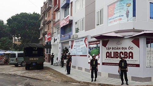 Lực lượng cảnh sát khám xét chi nhánh Alibaba chiều 20/9 (Hình: VnExpress.net).
