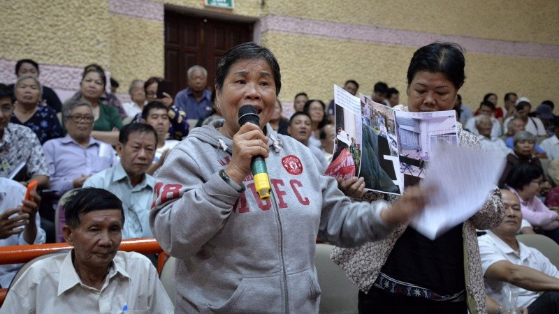 Người dân bị thu hồi đất sai quy định trình bày sự việc trong một cuộc tiếp xúc cử tri tại TP HCM