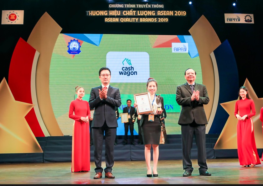 CEO Nguyễn Thị Thuý Hằng đại diện công ty TNHH Cashwagon nhận cúp và bằng khen vinh danh Top 10 Thương hiệu Chất lượng ASEAN 2019