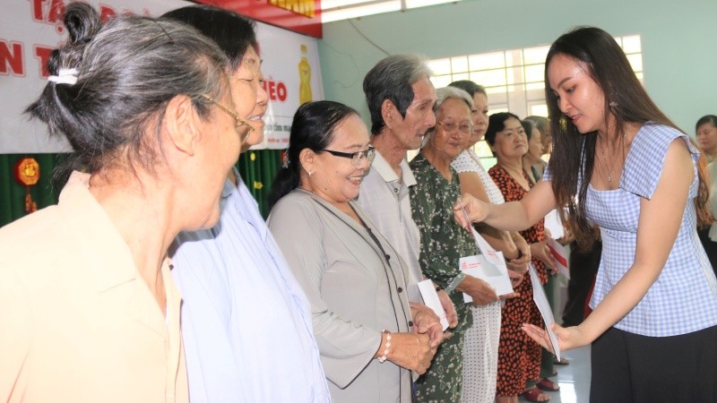 Bà Lê Thị Nguyệt Thu - Chủ tịch Tập đoàn Sao Mai tặng quà cho Hội người mù và Trung tâm Nuôi dưỡng Người già và Trẻ mồ côi