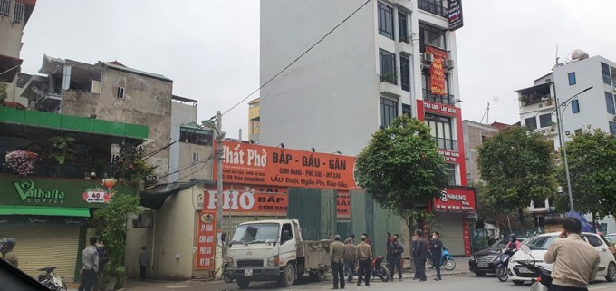 UBND phường Dịch Vong huy động lực lượng thuê xe bán tải chở tôn, sắt và công nhân đến quây tôn bịt kín nhà dân tại địa chỉ số 38 Trần Đăng Ninh ảnh 2 91394714_518729552169124_17436021033533440_n