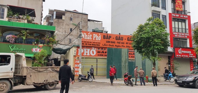 Đại dịch Covid-19 bùng phát, UBND phường Dịch Vọng vẫn huy động lực lượng đến quây tôn bịt kín nhà dân? ảnh 3 91419513_570003957201478_1335042149615403008_n