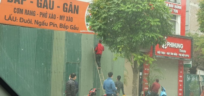 UBND phường Dịch Vọng huy động lực lượng và thuê công nhân quây tôn bịt kín nhà dân giữa đại dịch Covid 19 bất chấp lệnh cấm tập trung đông người của Thủ tướng Chính phủ ảnh 4 91627432_145314923572873_2939572022218326016_n