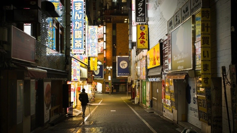 Hình ảnh những quán bar, câu lạc bộ trong con hẻm vắng vào ban đêm ở quận Shibuya, Tokyo