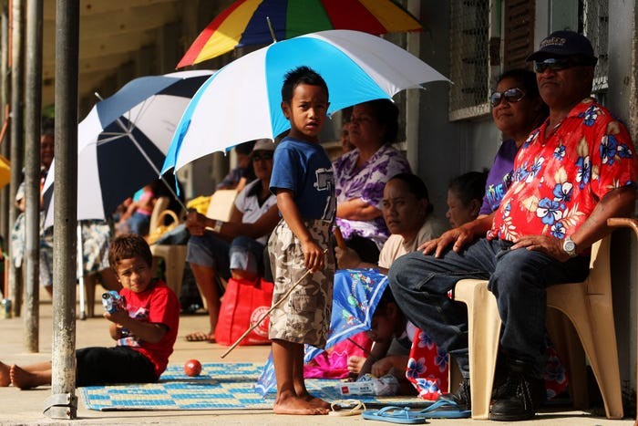 Người dân dự ngày hội thể thao trường học ở Nieu. Ảnh: Getty Images Chú thích ảnh