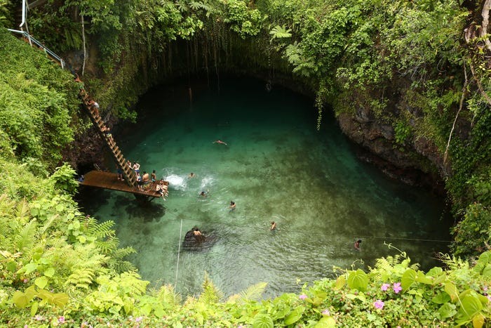 Du khách bơi ở Lotofaga, Samoa. Ảnh: Getty Images Chú thích ảnh