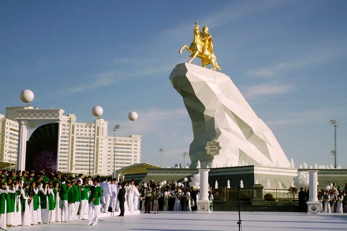Tượng đài Tổng thống Gurbanguly Berdymukhamedov ở Ashgabat. Ảnh: AP Chú thích ảnh