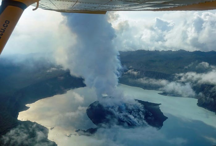 Núi lửa Manaro Voui trên đảo Ambae, Vanuatu. Ảnh: AFP Chú thích ảnh
