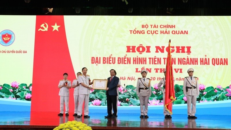 Bộ trưởng Bộ Tài chính Đinh Tiến Dũng trao Huân chương Lao động hạng Nhất cho tập thể lãnh đạo Tổng cục Hải quan.