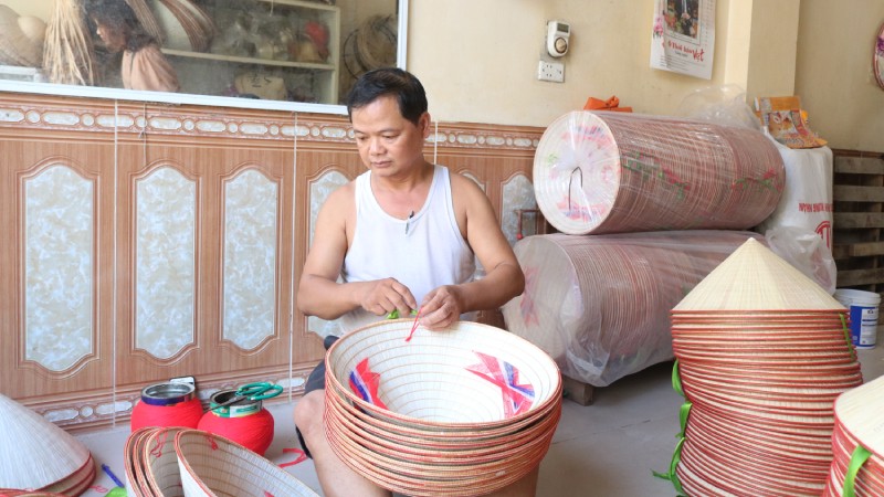Nghệ nhân Lê Văn Tuy với sản phẩm nón Làng Chuông.