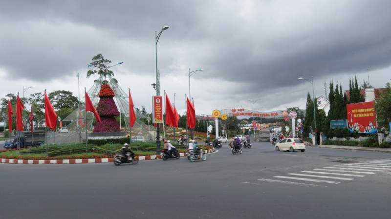 Rực rỡ cờ, pano chào mừng Đại hội Đảng bộ tỉnh Lâm Đồng.
