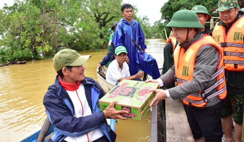 Chủ tịch UBND tỉnh Thừa Thiên - Huế, ông Phan Ngọc Thọ tặng quà hỗ trợ người dân vùng lũ huyện Phong Điền.