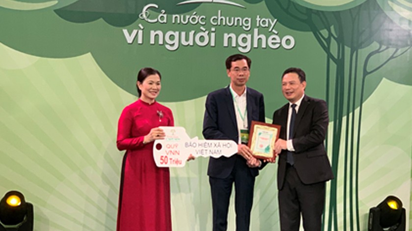 Phó Tổng Giám đốc BHXH Việt Nam Đào Việt Ánh đại diện Ngành trao ủng hộ Quỹ Vì người nghèo năm 2020.